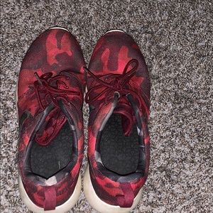 red camo nike Roshes with cushion insole